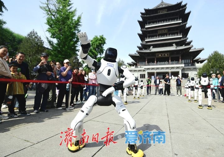 科技与泉水碰撞，“机器人舞团”燃爆大明湖畔