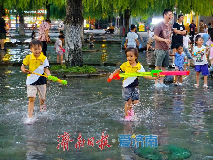 夏夜烟火气 戏水享清凉
