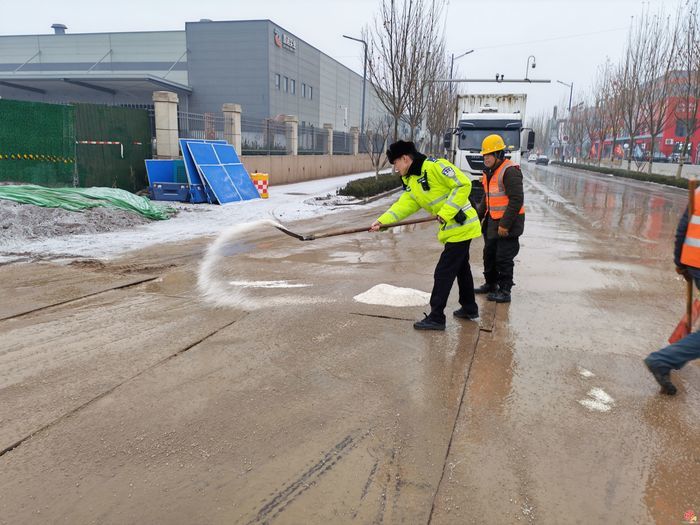 降雪已至，守护在线！ 济南交警护航出行平安