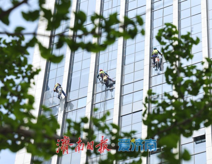 城市高空“蜘蛛人”：悬于百米之上，擦亮城市与人生