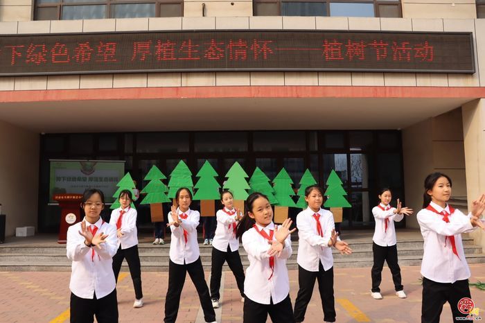 济南市天桥区枫景小学开展植树节活动