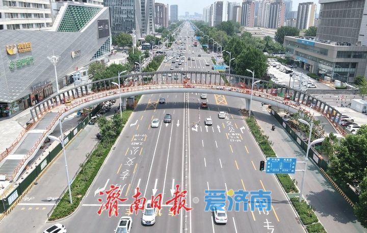 “月牙形”过街天桥展露俏容