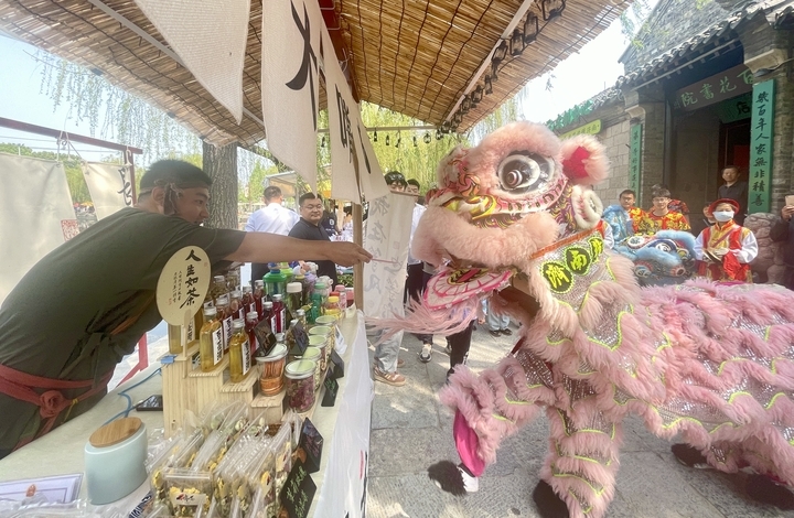 “泉”在济南过五一｜百花洲重启观光迎来首个周末 游客争睹舞狮表演讨彩头