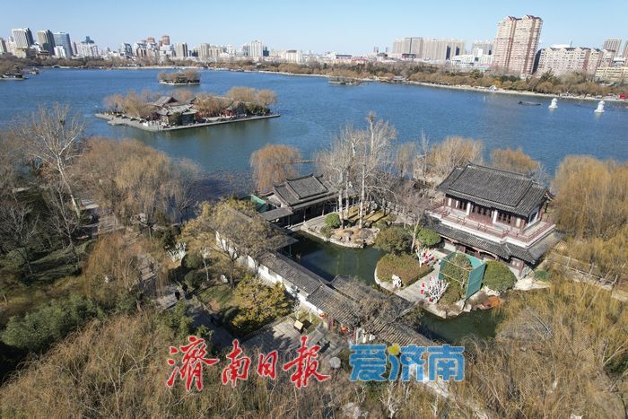 泉城天空湛蓝如洗，佳节将至万象新