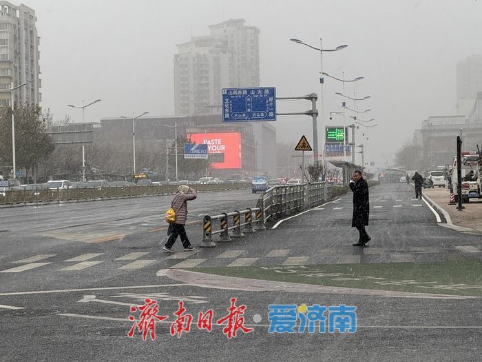 初雪至泉城 市民冒雪赴日常