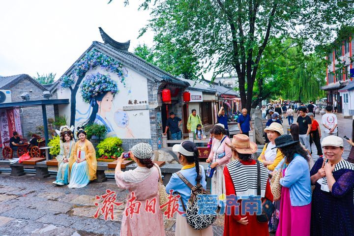 一年四季 泉在济南丨雨歇泉巷换新颜 曲水亭街游人熙攘