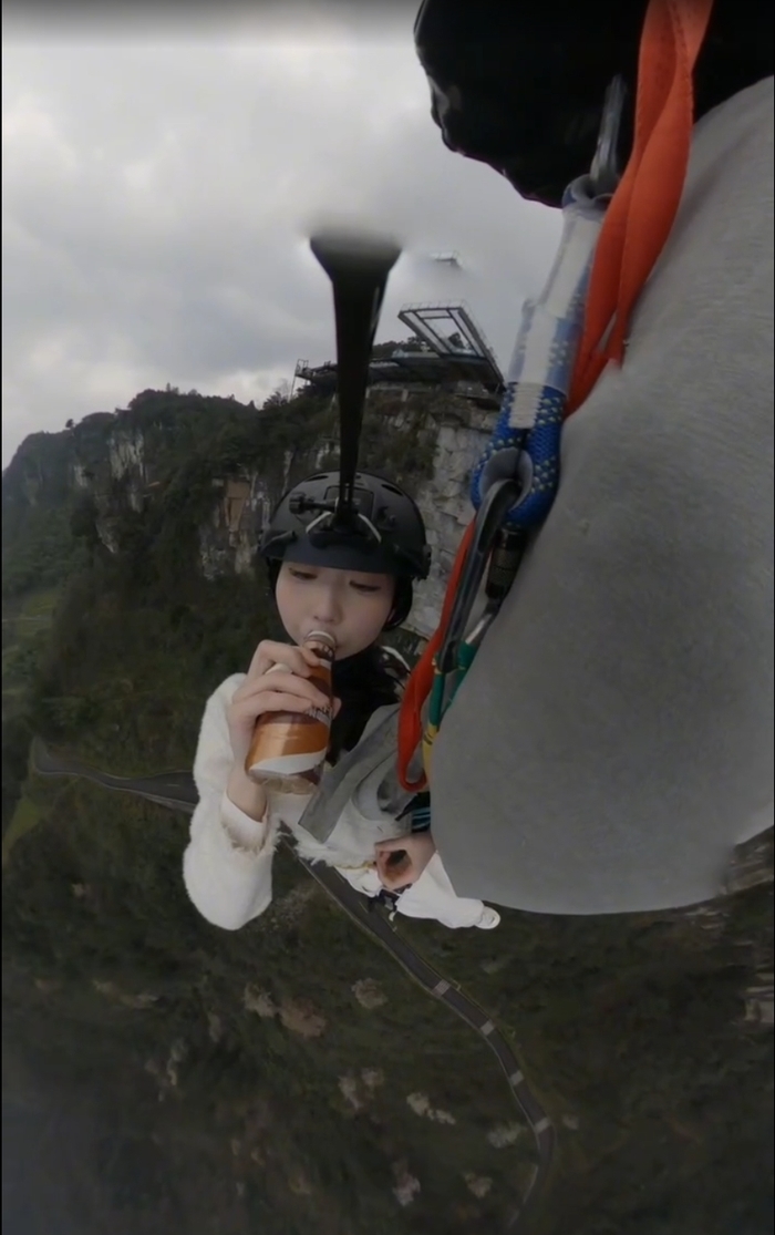 重庆一景区推出“龟速蹦极”：300米高空慢享5分钟，有游客半空悠闲嗑瓜子