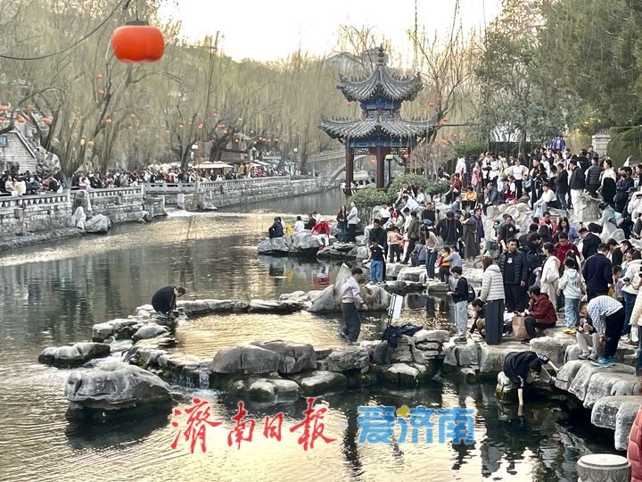 泉在济南过大年丨大年初六黑虎泉畔游客如织 听泉观澜享惬意春光