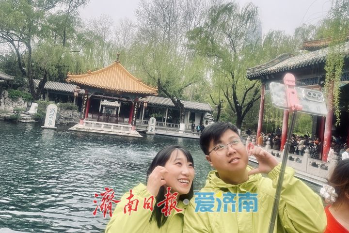 趵突泉水位同比高出一米 “三股水”喷涌引客来