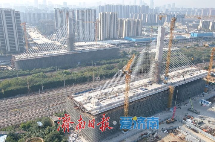 济南开源路跨铁路转体斜拉桥斜拉索施工完成