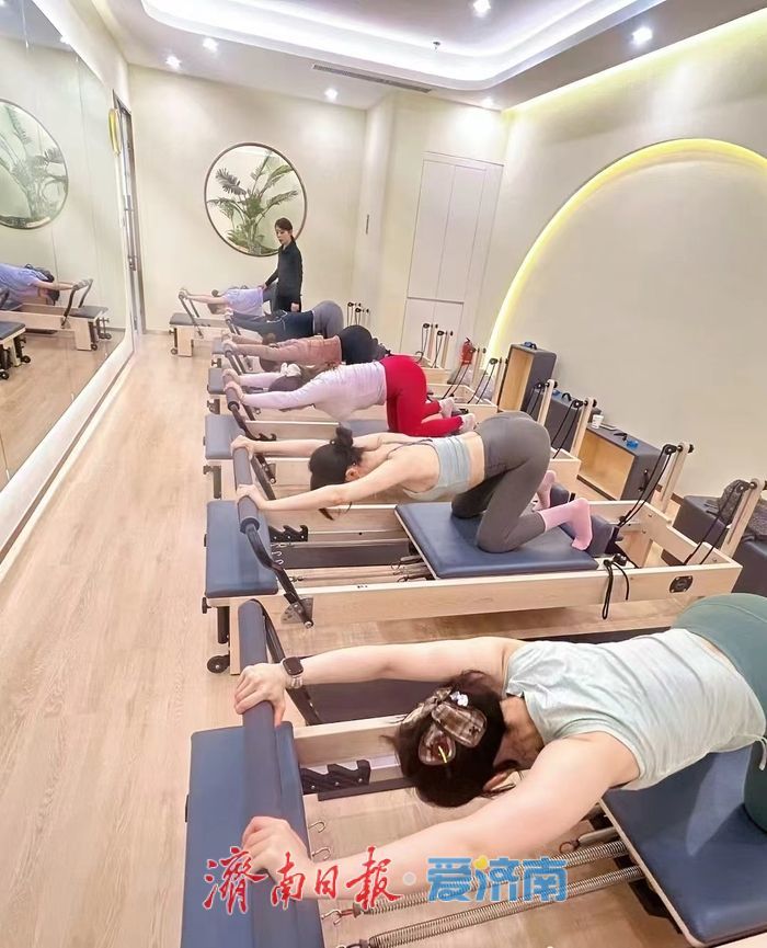 寒冬不“猫冬”：瑜伽教练助力泉城市民健康过冬