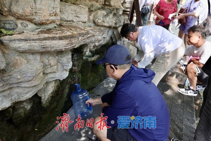济南持续高温 游客黑虎泉畔亲泉纳凉