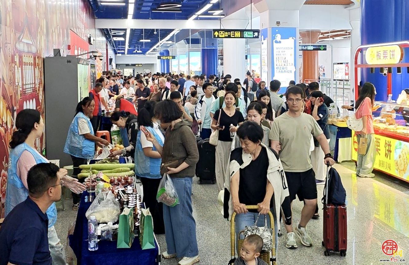 社区里、地铁站、商圈中！泉水人家这周把市集摆进了三个“生活圈”