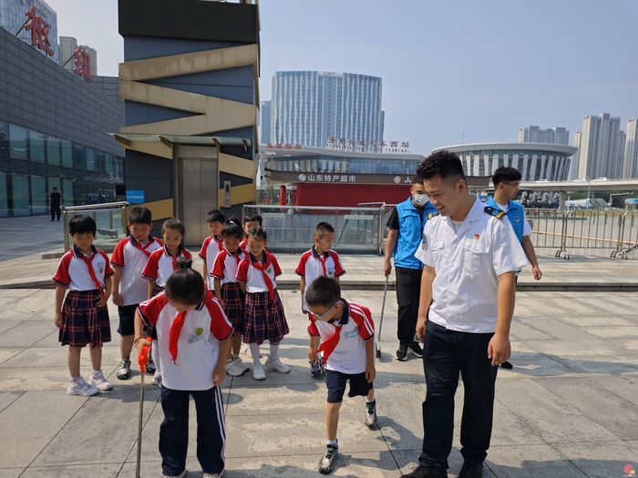 济南暑期“红领巾在行动”：体验公交文化 践行绿色出行