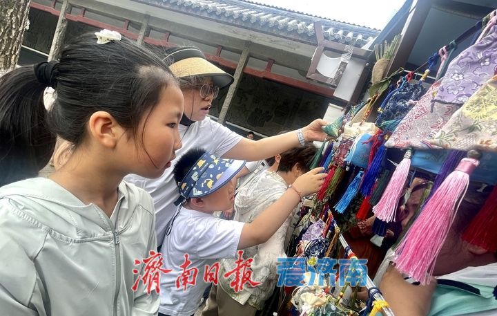 小长假首日 五龙潭公园端午市集热闹非凡