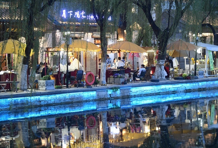 华灯初上，百花洲历史文化街区扮靓老城