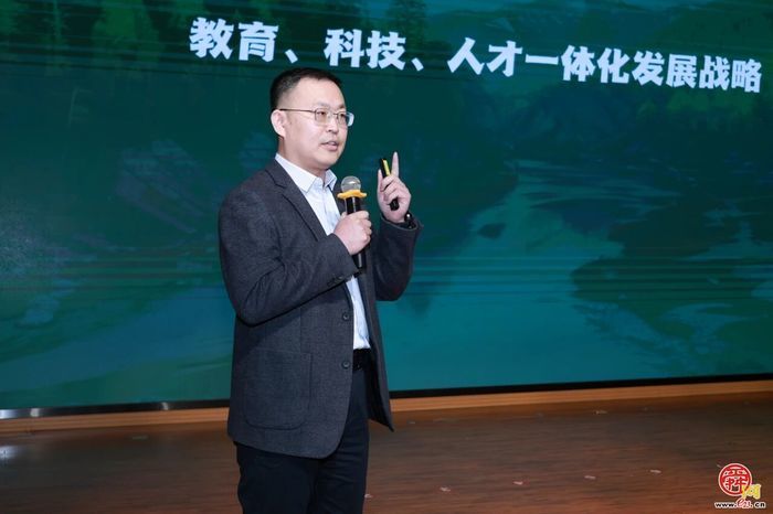 新程当笃行 未来皆可期！市中区教体局召开2025年度科室亮点工作分享会