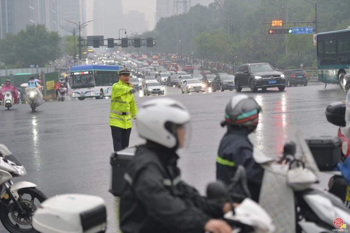 济南交警全力保障雨天交通安全