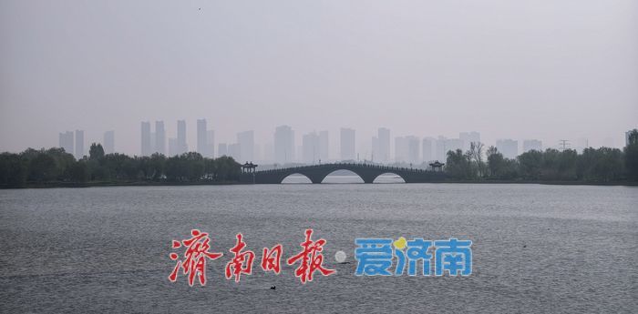 水墨晕染华山湖