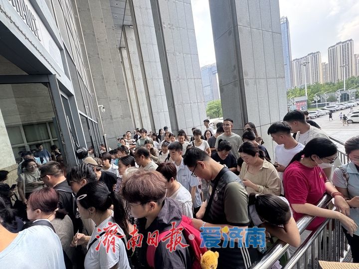 暑期周末热度拉满 山东博物馆迎来亲子参观潮