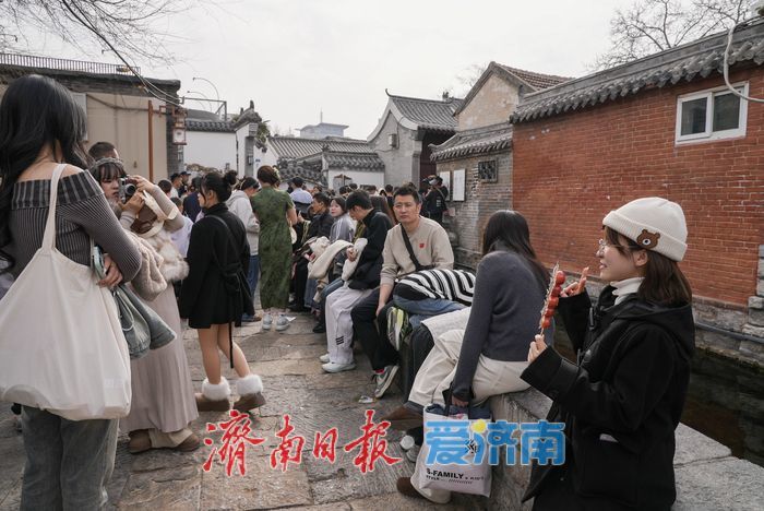 “泉”在济南过大年丨汉服遇上月亮门，起凤桥成最火片场