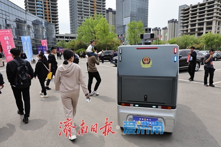 无人驾驶智慧巡逻车吸引眼球