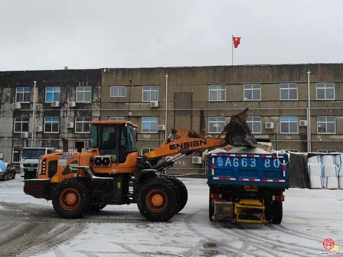 战风雪保出行！济南机扫大队全面开展高架桥清雪除冰