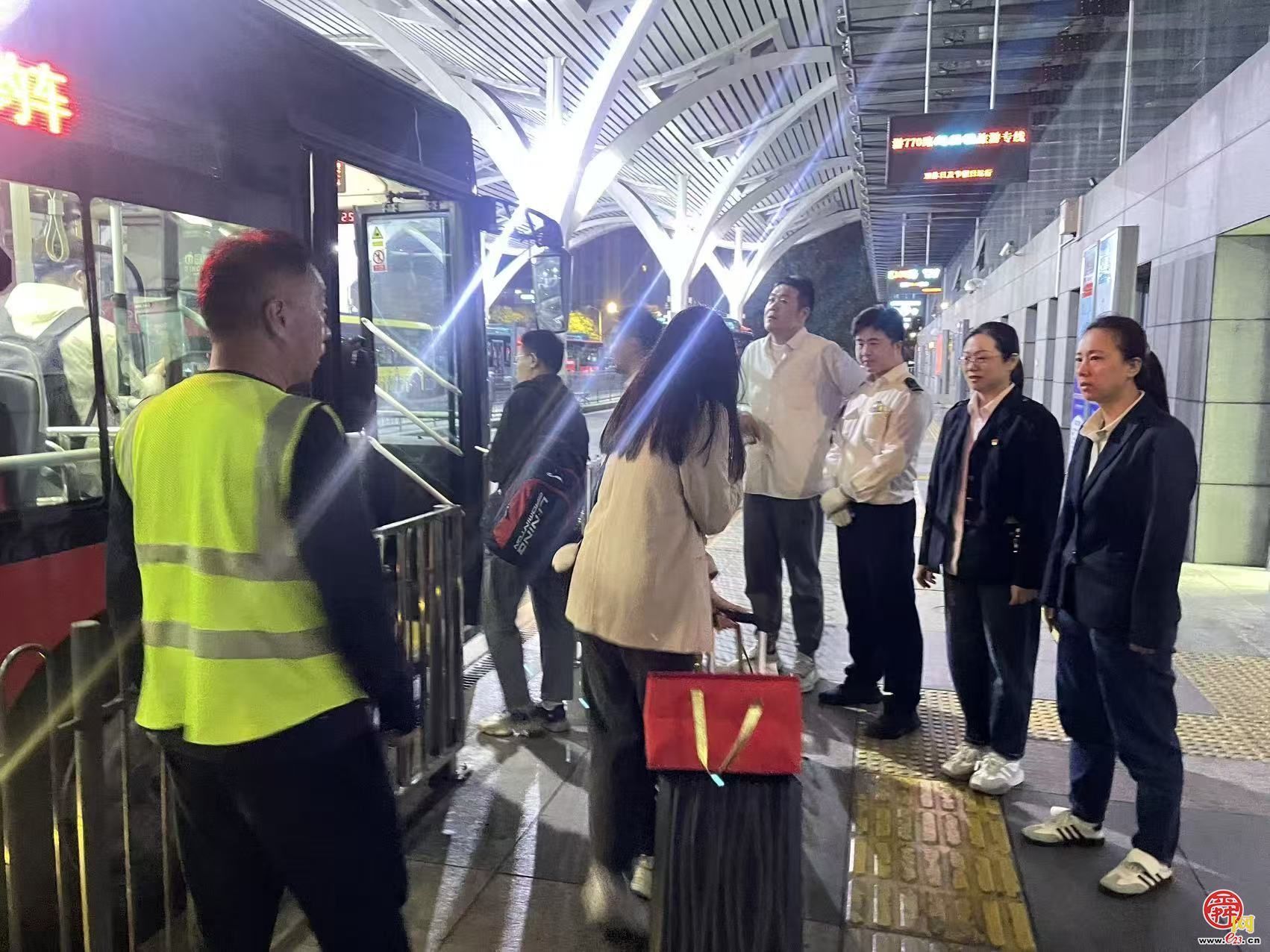 高铁不到站 公交不收车 济南公交高效接驳济南西站高峰客流