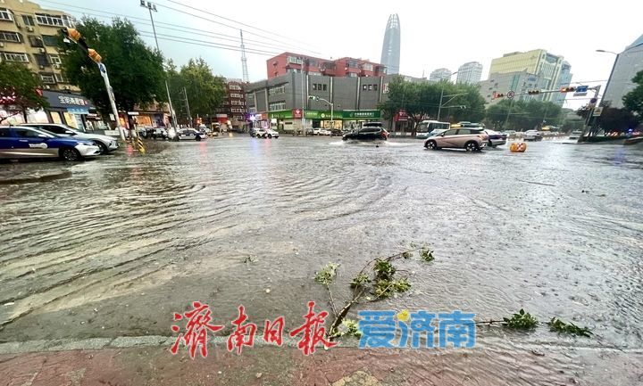 济南突降暴雨 高温天气暂时缓解