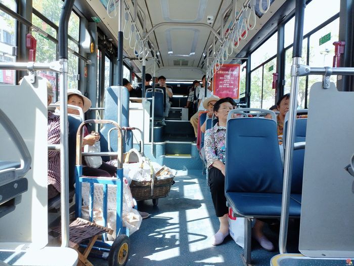 十二年温情穿山路 十米车厢载乡情——济南公交K121路驾驶员与乘客的“家人之约”