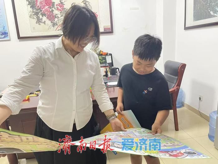 大结局！追公交车的男孩为驾驶员做的锦旗送到了