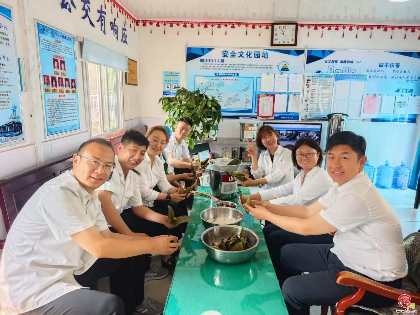 济南公交南部公司二队粽香情浓迎端午