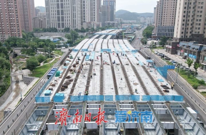 再跨路口，济南凤凰黄河大桥南延工程经十路以南段高架“长龙”初成