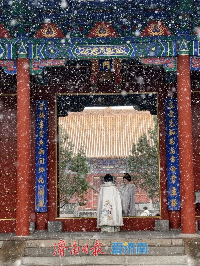 济南邂逅今冬初雪，府学文庙红墙映雪诗意浓