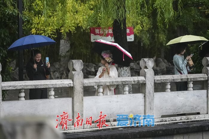 一年四季 泉在济南丨秋日“仙境”上线！来珍珠泉，看“万颗珍珠”雨中起舞