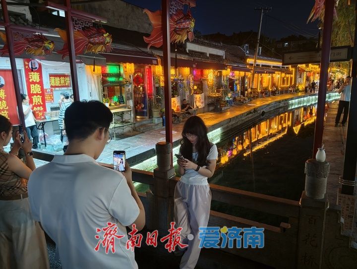 曲水亭街夜景迷人，尽显泉韵烟火气