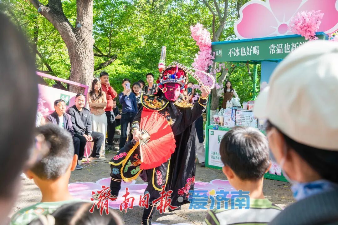 天下第一泉风景区清明假期人气爆棚，千年泉韵绽风华