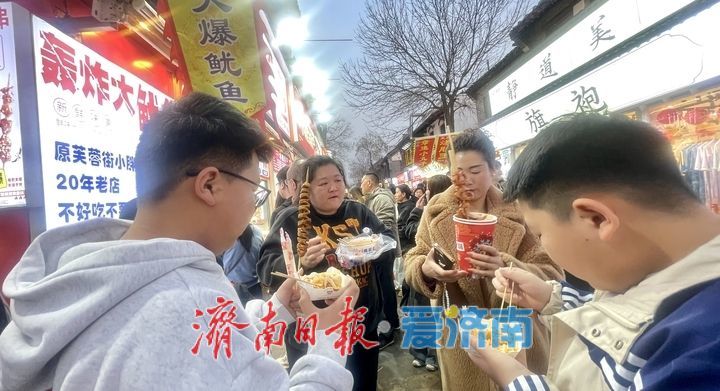 泉在济南过大年丨宽厚里春节夜：灯火璀璨，人潮涌动