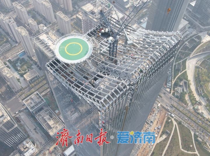 项目强省会｜济南CBD信泰中心主塔楼塔冠幕墙挂装计划11月上旬完工
