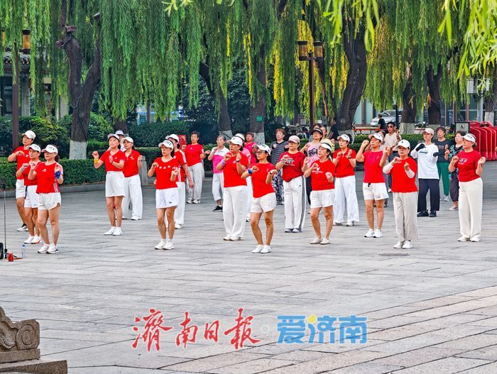 晨练图景绘就泉城宜居底色 大明湖畔尽显城市民生温度