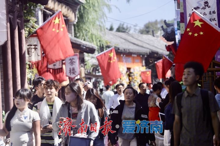 老街国旗飘，曲巷满国风