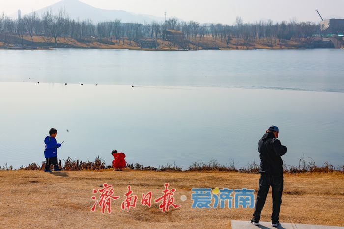 冰锁湖面藏清韵 彩虹湖闲享冬日时光