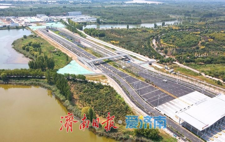 济南首座上跨穿黄隧道人行天桥已启用