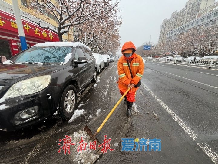 莱芜多部门及时除雪 确保道路畅通