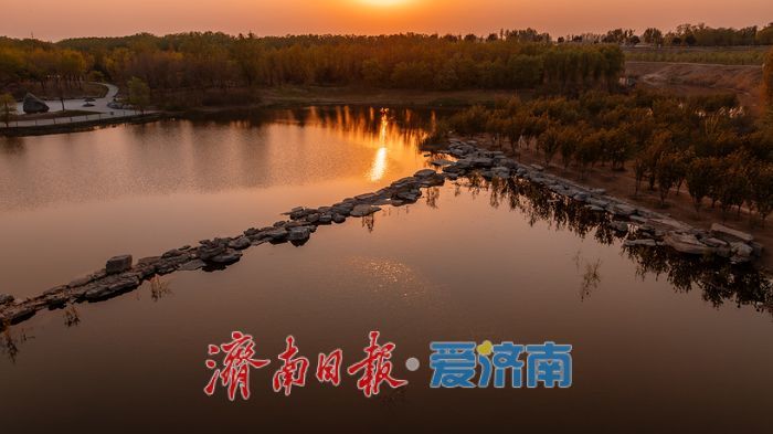 水天一色！济南小清河源头湿地公园邂逅绝美落日