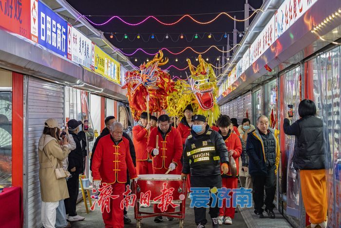 舞龙遇上Coser，烟火气融入文化味：济南环联夜市元宵节“潮”这看