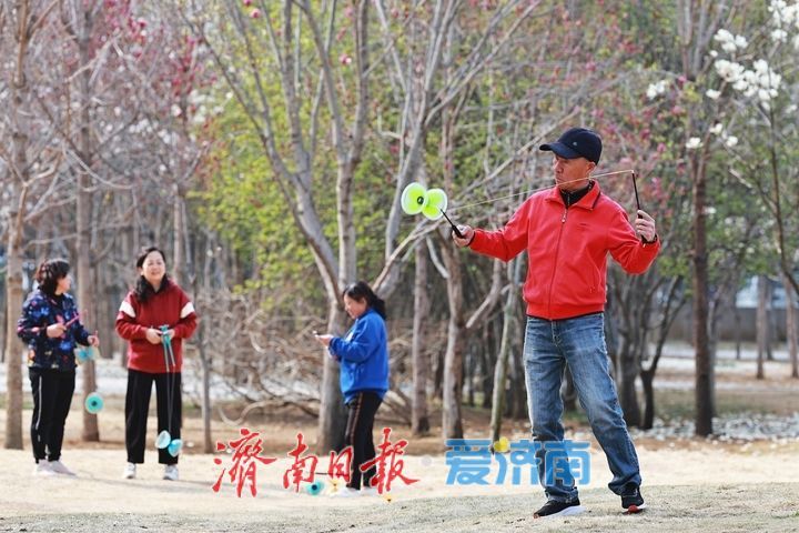 空竹翻飞闹春林 济南森林公园奏响全民健身和谐曲