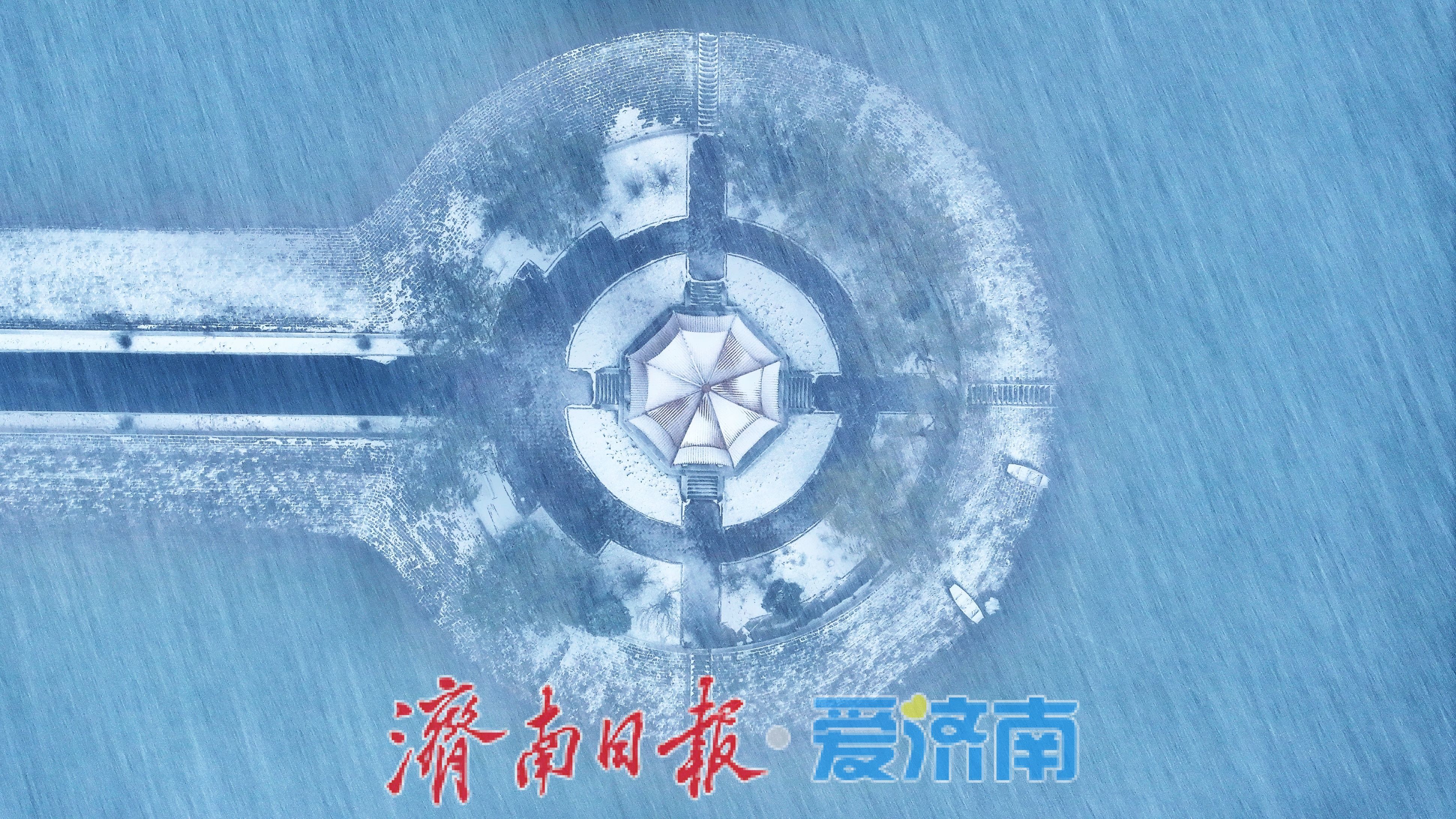 济南2025年首场雪降临 玉清湖“栈桥”变琼楼玉宇