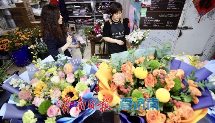 济南花卉市场毕业季鲜花热销，向日葵成“爆款”
