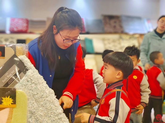 全环境立德树人丨商河县贾庄镇中心幼儿园走进雅洁地毯厂 感受家乡人文美